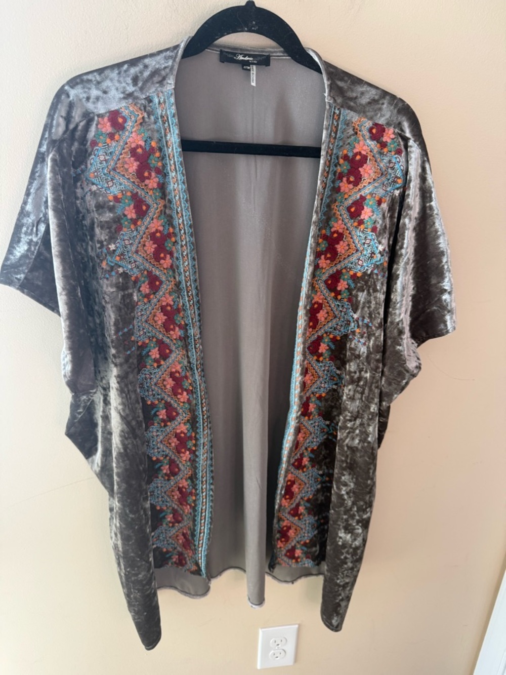 Andree by Unit Kimono Grey Velvet
Floral Embroidered Open Front Cardigan S/M